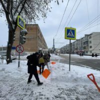 Сотрудники УПРСНТ вместе с Дмитрием Денисовым присоединились к уборке улиц от снега Сотрудники УПРСНТ вместе с Дмитрием Денисовым присоединились к уборке улиц от снега