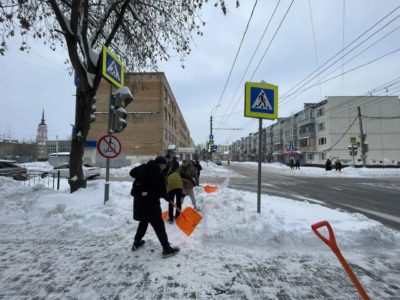 Сотрудники УПРСНТ вместе с Дмитрием Денисовым присоединились к уборке улиц от снега 