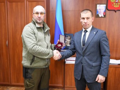 Калужский депутат награжден почетным знаком ЛНР