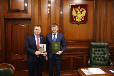 Спикеры калужского и калининградского парламентов обменялись книгами