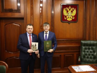 Спикеры калужского и калининградского парламентов обменялись книгами Спикеры калужского и калининградского парламентов обменялись книгами