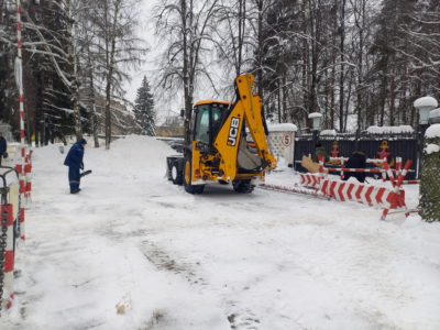 Военные коммунальщики ликвидируют последствия рекордного снегопада