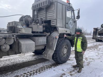 Военные автоинспекторы провели состояние колес и покрышек у водителей