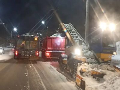 В Калуге продолжают активную уборку снега