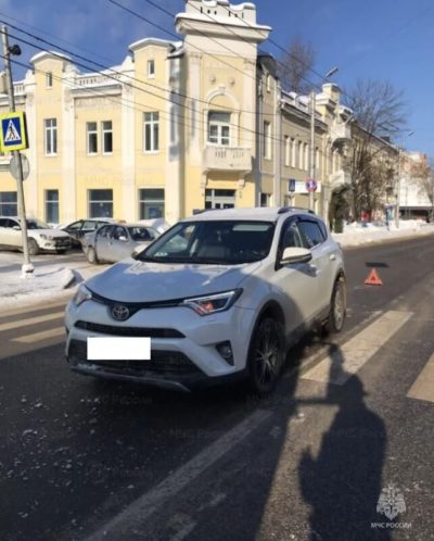 Два пешехода попали под колеса машины в центре Калуги