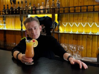 Заглянуть за стойку