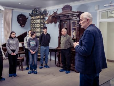 Воспитанники центра «Расправь крылья» побывали на экскурсии в доме-музее Билибина Воспитанники центра «Расправь крылья» побывали на экскурсии в доме-музее Билибина