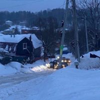 Два автоинспектора ликвидировали затор, затолкав машины в горку