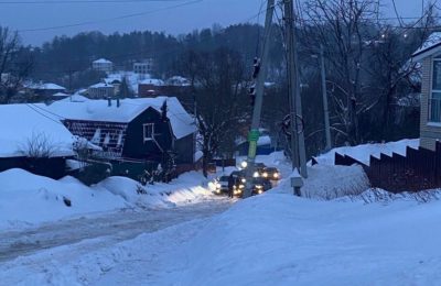 Два автоинспектора ликвидировали затор, затолкав машины в горку Два автоинспектора ликвидировали затор, затолкав машины в горку