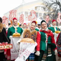 Калужане с размахом проводили зиму в центре города Калужане с размахом проводили зиму в центре города