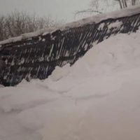 Снег обрушил крыши двух домов в Калуге