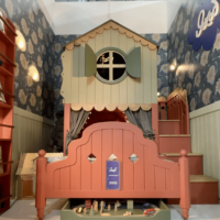 Семья из Калужской области показала кукольные домики посетителям выставки Artdom 2026