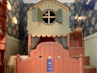 Семья из Калужской области показала кукольные домики посетителям выставки Artdom 2026