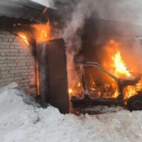В Калуге сгорел автомобиль в гараже