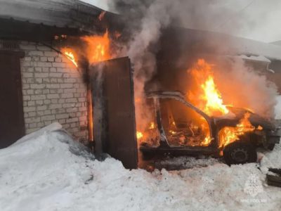 В Калуге сгорел автомобиль в гараже В Калуге сгорел автомобиль в гараже