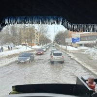 В центре Калуги после аварии образовалось озеро