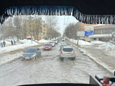 В центре Калуги после аварии образовалось озеро