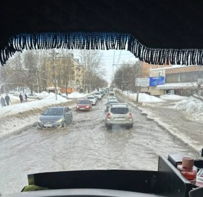 В центре Калуги после аварии образовалось озеро