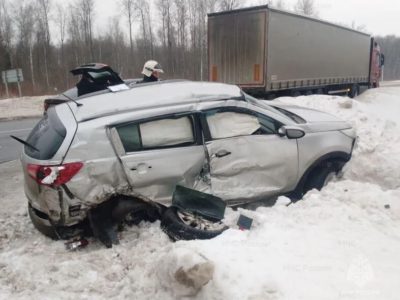 Kia попал под КамАЗ после столкновения с Volvo