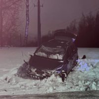 Легковушка врезалась в столб и перевернулась