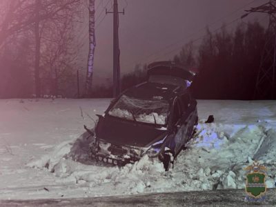 Легковушка врезалась в столб и перевернулась Легковушка врезалась в столб и перевернулась