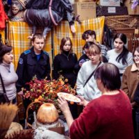 Воспитанники центра «Расправь крылья!» познакомились с закулисьем Калужского драмтеатра