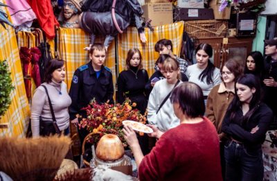 Воспитанники центра «Расправь крылья!» познакомились с закулисьем Калужского драмтеатра