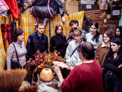 Воспитанники центра «Расправь крылья!» познакомились с закулисьем Калужского драмтеатра