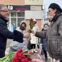 Дмитрий Денисов раздал калужанкам цветы