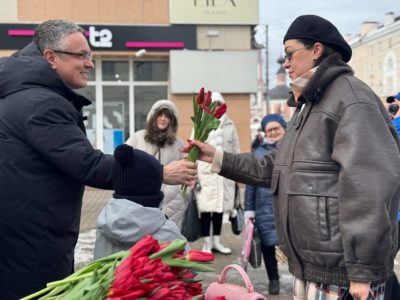 Дмитрий Денисов раздал калужанкам цветы