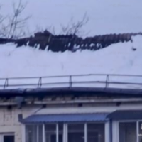 Снег продавил крышу жилого дома в Калуге