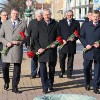 Посол Белоруссии возложил цветы к Вечному огню на площади Победы