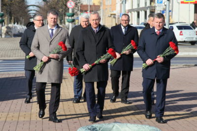 Посол Белоруссии возложил цветы к Вечному огню на площади Победы