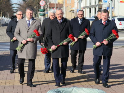 Посол Белоруссии возложил цветы к Вечному огню на площади Победы