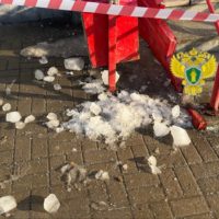 Калужская пенсионерка попала в больницу после схода льда с крыши