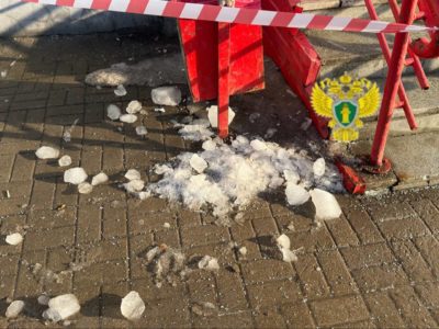 Калужская пенсионерка попала в больницу после схода льда с крыши