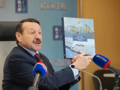 Геннадий Скляр передал детские книги для отправки на Донбасс