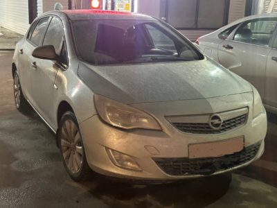 58-летняя женщина попала под колеса машины