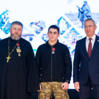 Владислав Шапша вручил орден Мужества «батюшке из трубы»