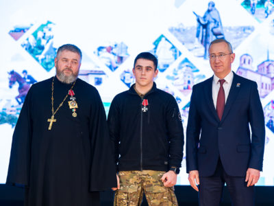 Владислав Шапша вручил орден Мужества «батюшке из трубы»