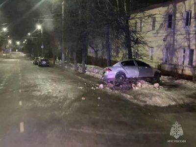 В Калуге легковушка влетела в ствол дерева В Калуге легковушка влетела в ствол дерева