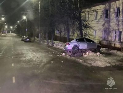 В Калуге легковушка влетела в ствол дерева 