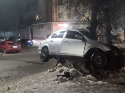 Водитель Opel врезался в дерево, не заметив открытый люк