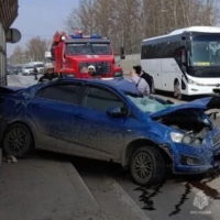 Легковушка протаранила шумозащитный экран после столкновения с фурой