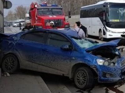 Легковушка протаранила шумозащитный экран после столкновения с фурой