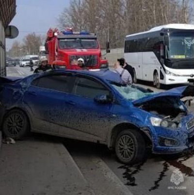 Легковушка протаранила шумозащитный экран после столкновения с фурой