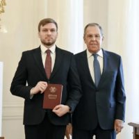 Сергей Лавров вручил дипломы МГИМО двум ветеранам СВО из Калужской области
