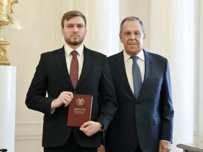 Сергей Лавров вручил дипломы МГИМО двум ветеранам СВО из Калужской области