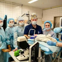 Калужские офтальмологи провели уникальную операцию новорожденной в прямом эфире
