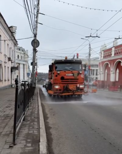 Дороги Калуги впервые отмывают от реагентов спецшампунем